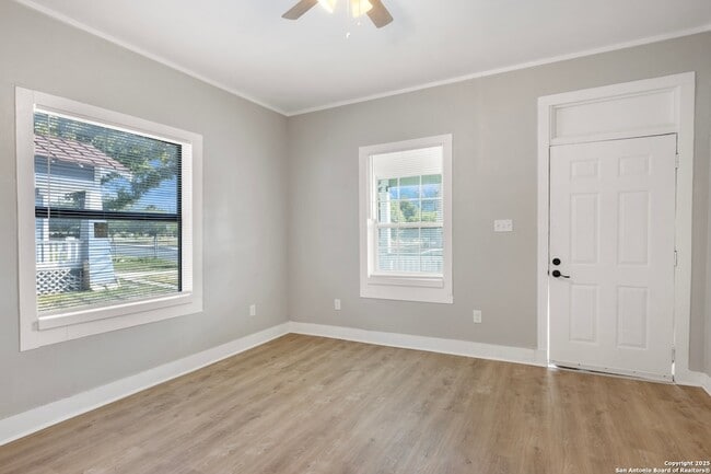 Photo - 2209 N Flores St