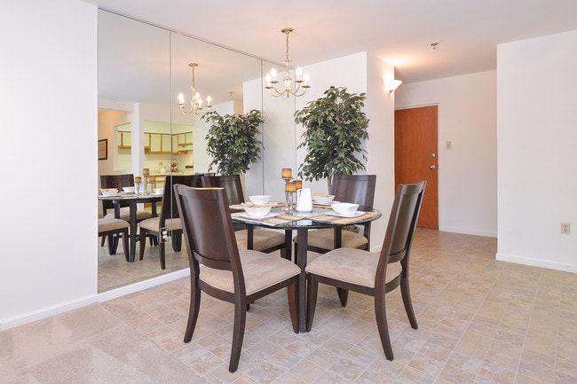 Sample Dining Room - Valley Forge Suites
