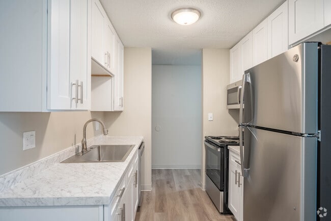 1BR,1BA - 750SF - Kitchen - The Oaks of Lakeville