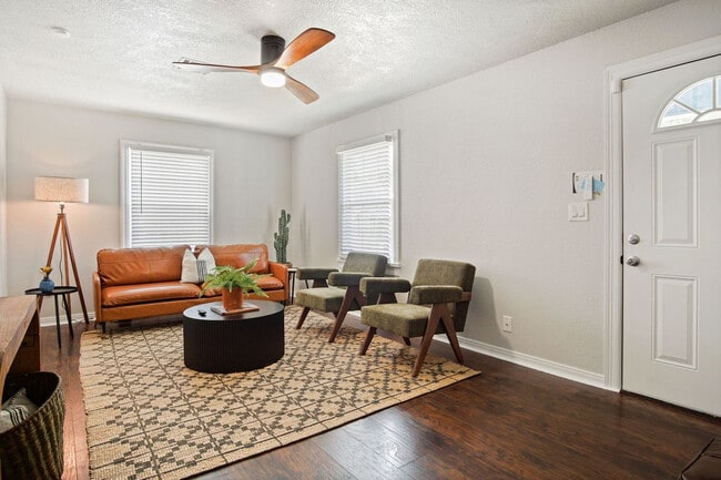 Building Photo - 912 W Comanche St Unit ID1259093P