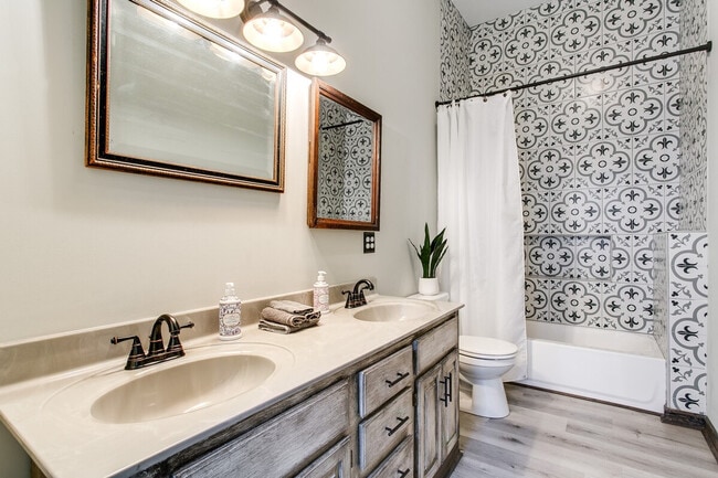 Photo - 725 E Breckinridge St Unit ID1028894P