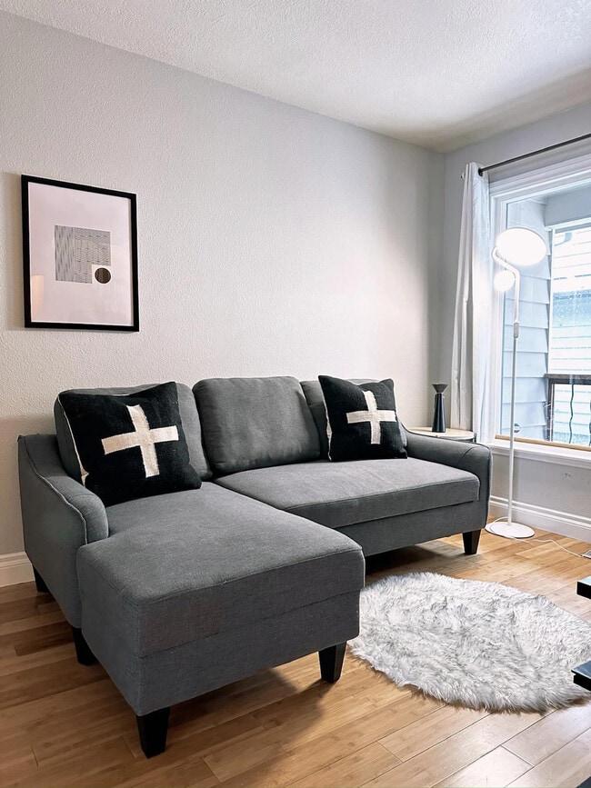 Building Photo - 319 W 12th Ave Unit ID1284534P