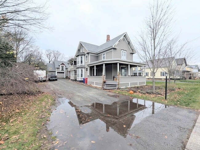 Building Photo - 613 Summer St Unit 2