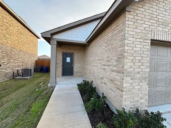 Building Photo - 5940 Sahara Dr