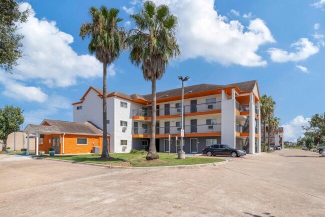 Exterior – Building View - Siegel Select Houston