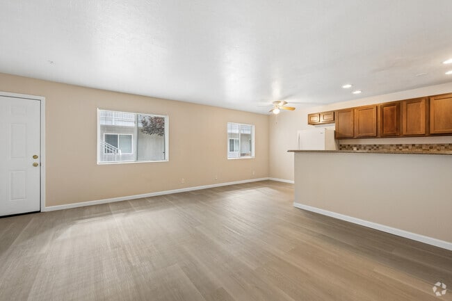 3BR, 2BA - 1,020SF - Living Room - Desert Park