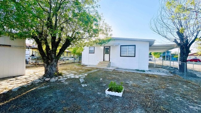 Photo - 405 E Bowie St