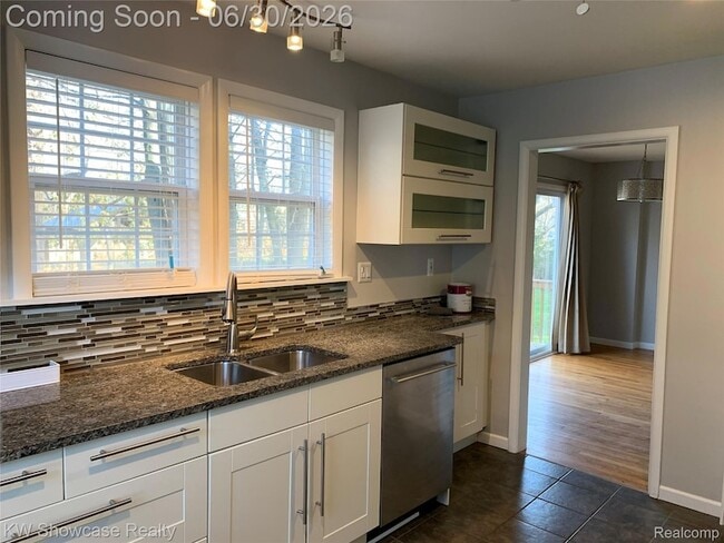 Photo - 2050 Wycliffe Ave