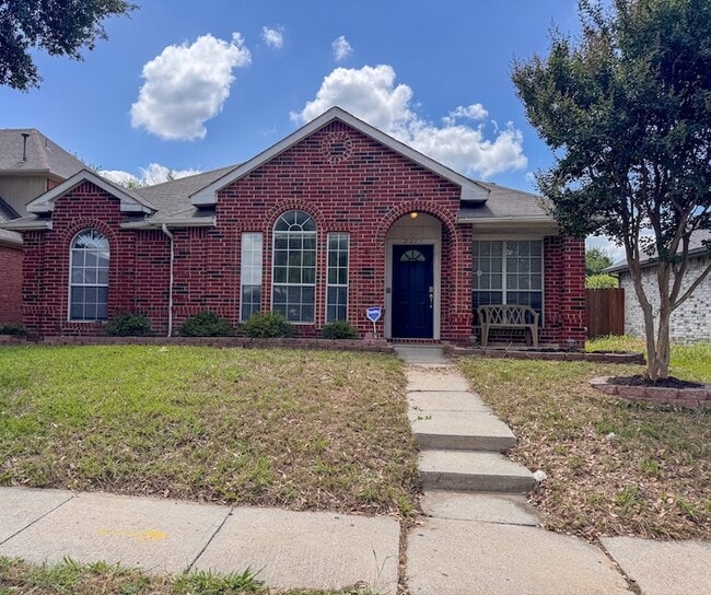 Photo - 2201 Silverthorn Ln