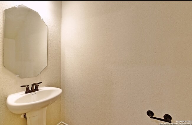 Photo - 2527 Lynwood Bnd