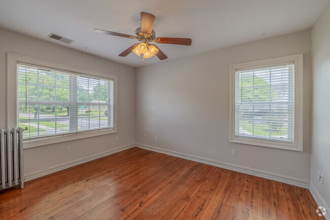 1BR, 1BA - 700SF - Bedroom - Baltimore Arms Apartments