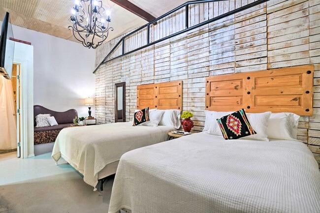 Building Photo - 3704 San Bernardo Ave Unit ID1386148P