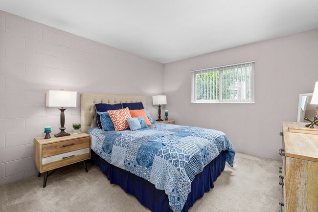 2BR, 2BA - 950SF - West End Terrace