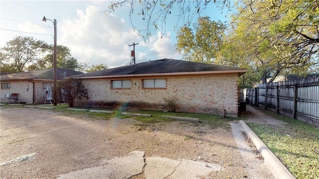 Building Photo - 204 Lynn Dr Unit A