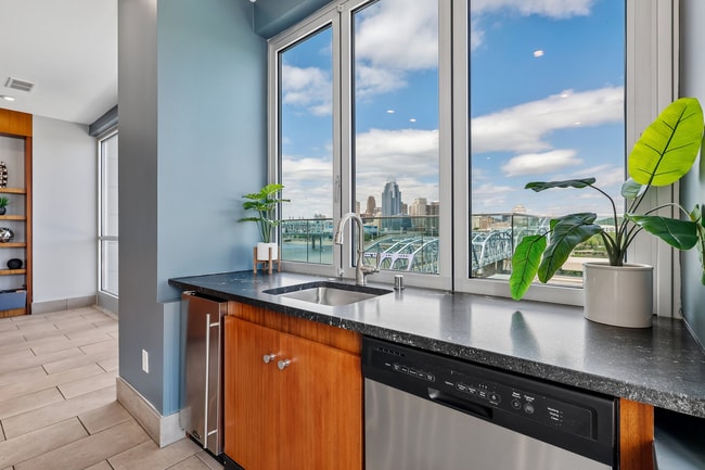 Building Photo - Aqua on the Levee