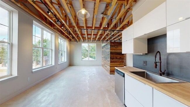 Photo - 305 W 27th St Unit 224