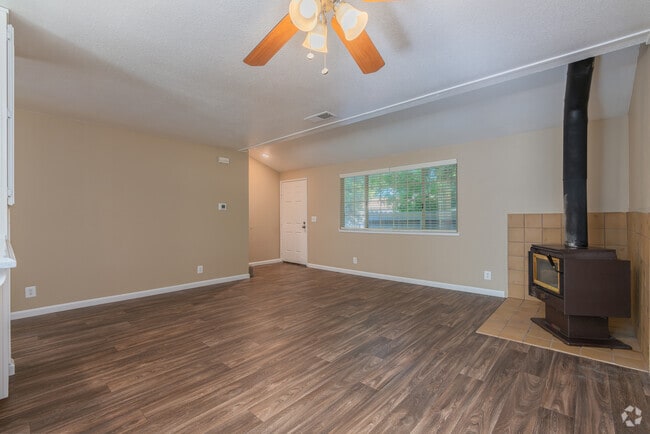 2BR, 2BA - 1190SF - Living Room - Auburn Townhomes