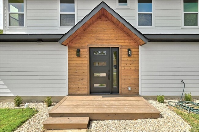 Photo - 815 Buckingham Pl