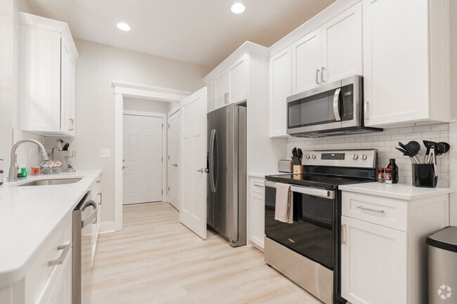 2BR, 2BA - 1320SF - Kitchen - The Flats at Keystone