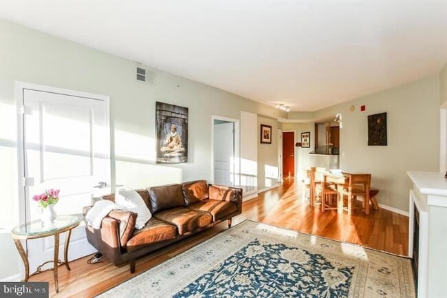 Building Photo - 715 6th St NW Unit 402