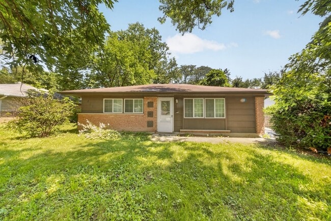 Building Photo - 415 Shabbona Dr