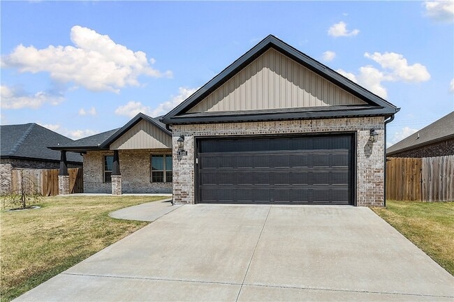 Photo - 1020 E Skyline Lp