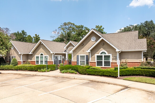 Leasing Office - Maison Bocage Apartments