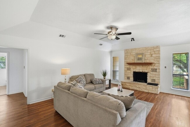 Photo - 306 Woodstone Dr