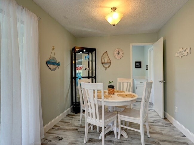 Photo - 1379 Scroll St