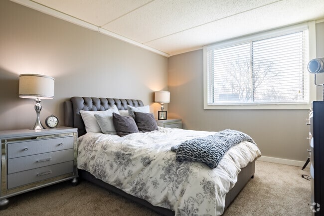 1BR, 1BA - Bedroom - Woodland Ridge Apartments