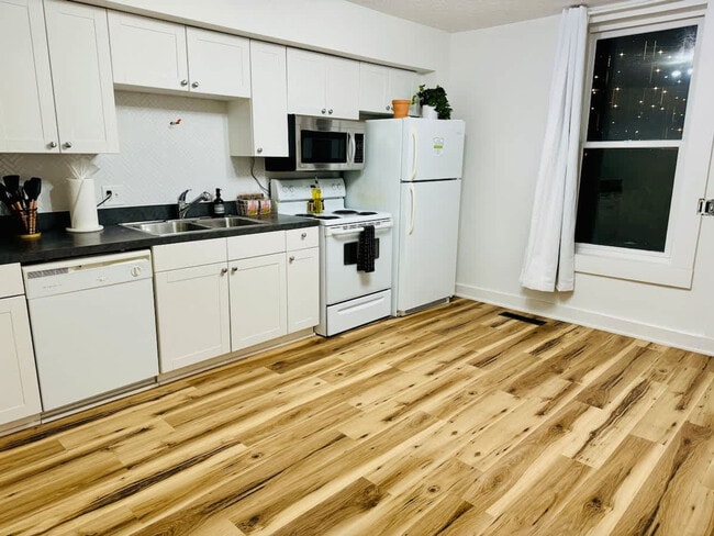 Photo - 63 E Russell St Unit ID1265613P