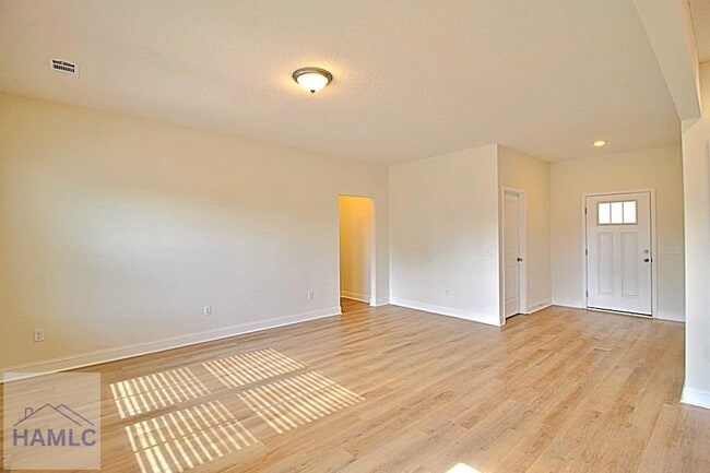 Photo - 302 Mcclelland Lp NE