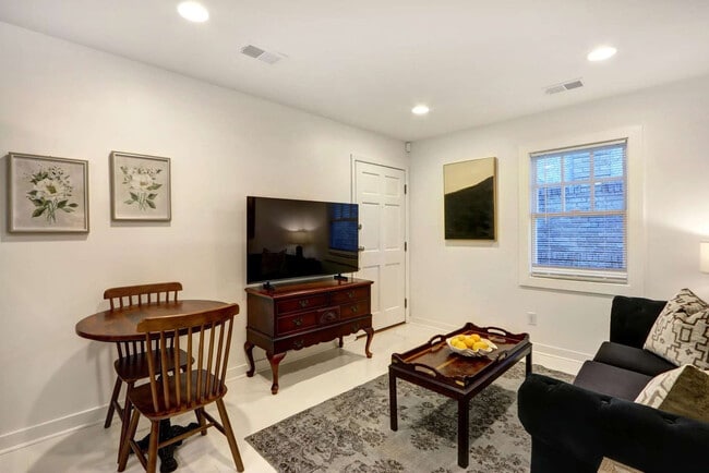 Photo - 306 E Victory Dr Unit ID1369219P