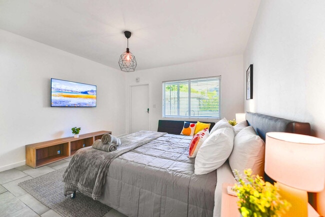 Building Photo - 515 NE 82nd St Unit FL1-ID1022248P