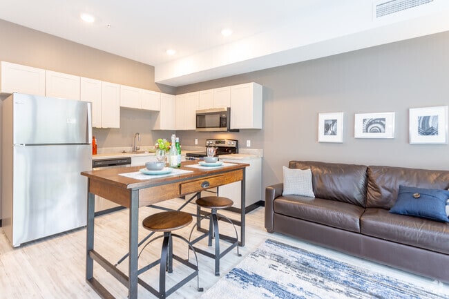 Interior Photo - Diamond Place I