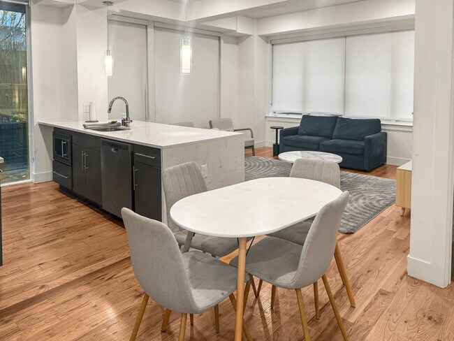 Photo - 236 W Thompson St Unit ID1332434P