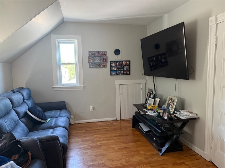 Photo - 80 E Division St