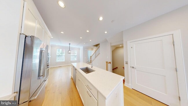 Photo - 10324 Grosvenor Pl