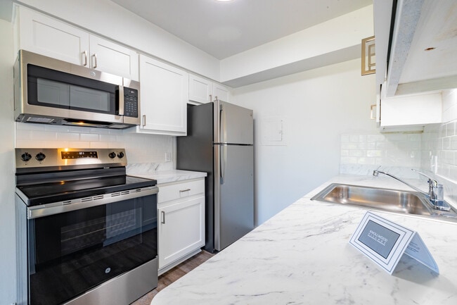 Building Photo - Knollwood Village Apartments