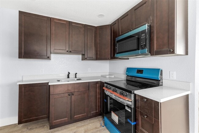 Photo - 683 NW 21 St