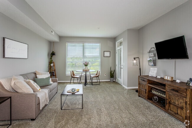 2BR, 2BA - 1,072 - Living Room - Scioto Ridge