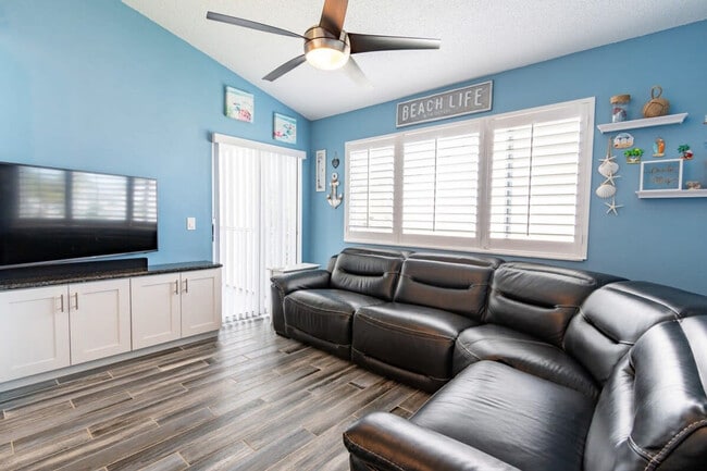 Building Photo - 516 Beach Park Ln Unit FL2-ID1044375P