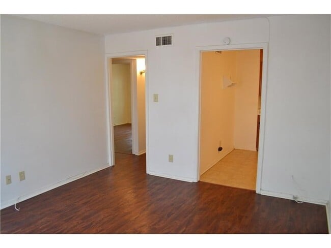 Building Photo - 1107 N Locust St Unit 2