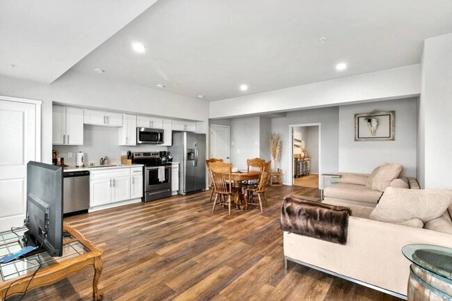 Building Photo - 624 E 32nd St Unit ID1296633P