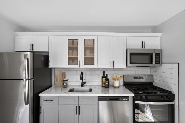 Elevate your lifestyle at Eagle Rock Apartments at Woodbury, where modern kitchens feature stainless steel appliances and elegant finishes. Enjoy spacious living and a welcoming community. Schedule your tour today to see your new home! - Eagle Rock Apartments at Woodbury