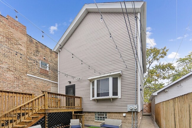 Building Photo - 3227 S Wells St