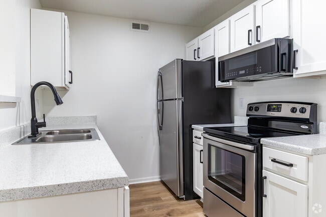 1BR, 1BA - 750SF - Kitchen - Hilliard Station Apartments