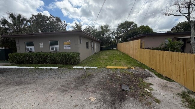 Building Photo - 911 NW 12th Ave Unit 1-a