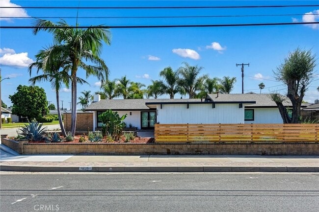 Photo - 629 S Yorba St