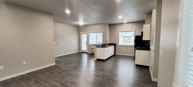 1x1 Berkeley - Kitchen, Dinning Room, Living Room - Four Seasons Central